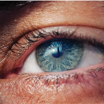 VISIONÁRIOS - Ideia japonesa: método laureado com Nobel é esperança para pacientes com danos graves na córnea (Jasper James/The Image Bank/Getty Images)Leia mais em: https://veja.abril.com.br/saude/pela-primeira-vez-na-historia-cientistas-revertem-a-cegueira-com-o-uso-de-celulas-tronco