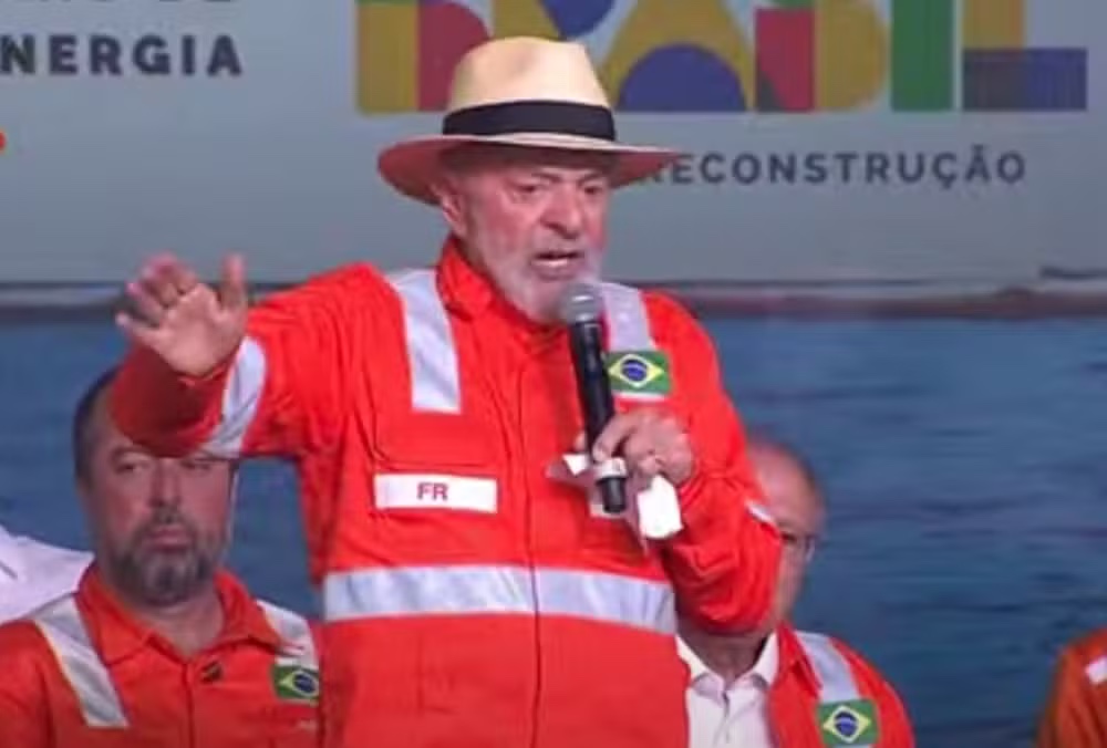Lula defende Petrobras e diz que estatal não é sempre culpada por aumento dos combustíveis