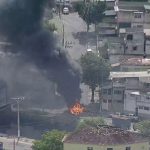 Na tarde desta quarta-feira (12), um intenso tiroteio entre policiais e criminosos resultou no fechamento da Avenida Brasil e da Linha Vermelha, na altura da Cidade Alta, no Rio de Janeiro.
