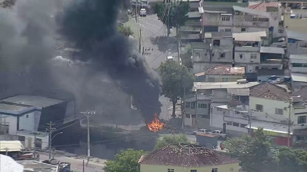 Na tarde desta quarta-feira (12), um intenso tiroteio entre policiais e criminosos resultou no fechamento da Avenida Brasil e da Linha Vermelha, na altura da Cidade Alta, no Rio de Janeiro.