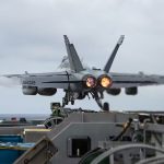 Avião da Marinha dos EUA cai no mar na Califórnia; tripulantes são resgatados por navio pesqueiro