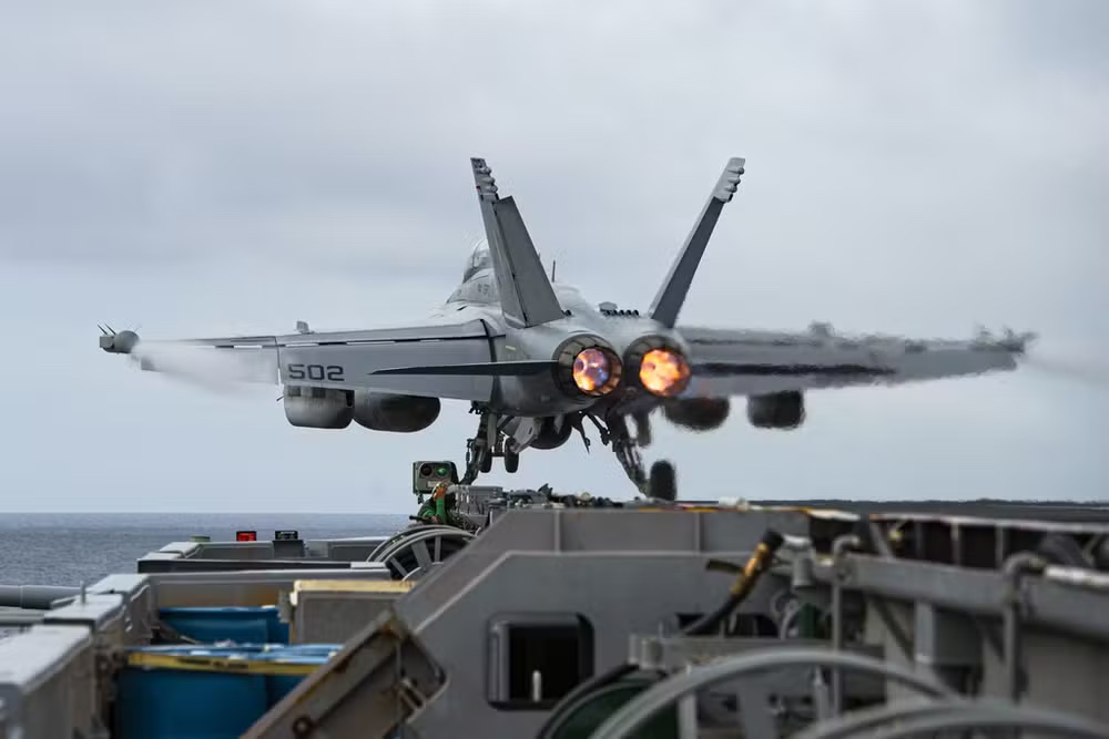 Avião da Marinha dos EUA cai no mar na Califórnia; tripulantes são resgatados por navio pesqueiro