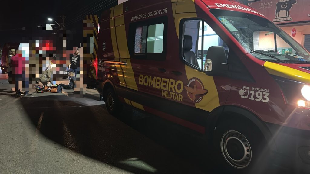 Motociclistas ficam feridos após colisão frontal em Catalão