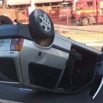 Carro capota após colisão na avenida Rondon Pacheco, em Uberlândia