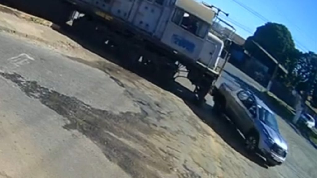 Erro de marcha faz veículo ser atingido por trem em Catalão; ninguém ficou ferido