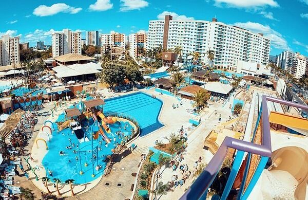 Nova lei proíbe cobrança da “taxa do turismo” por condomínios em Caldas Novas