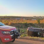 Veículo tomba após sair da pista na BR-050, em Catalão. Bombeiros atenderam motorista que dispensou ida ao hospital
