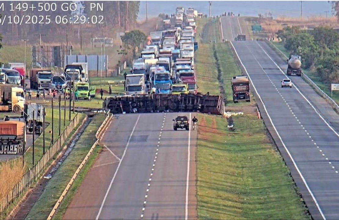 Carreta tomba na BR-050 e deixa duas pessoas em estado grave próximo a Cristalina (GO)
