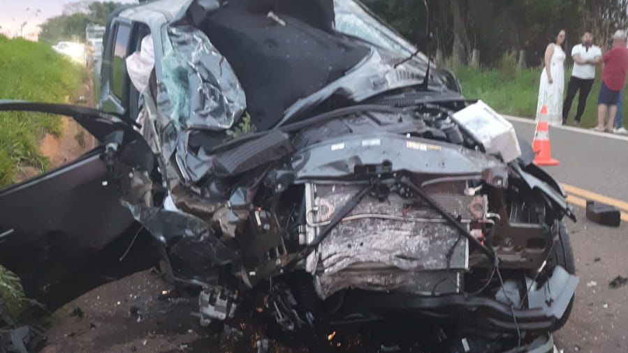 Colisão frontal na GO-164 mata cinco pessoas, incluindo três policiais