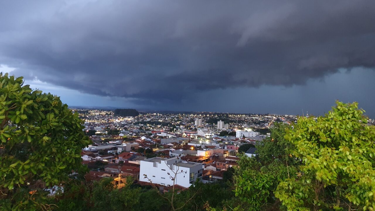 Céu fechado e possibilidade de tempestades marcam a terça-feira (09) em Catalão