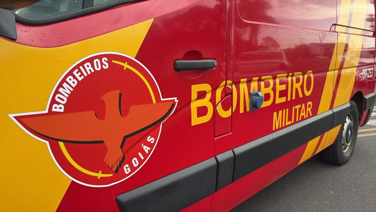 Motociclista fica ferida após colisão com carro no bairro Vereda dos Buritis, em Catalão