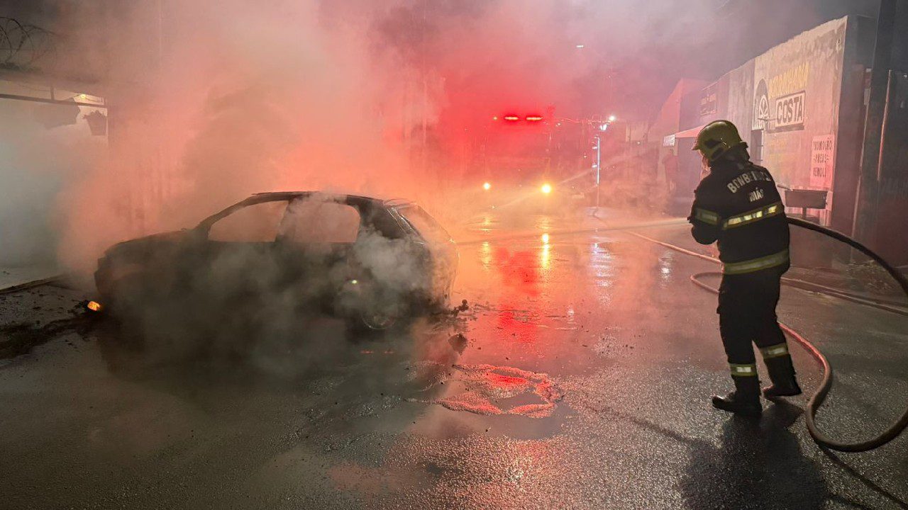 Incêndio destrói carro dentro de residência em Catalão na madrugada