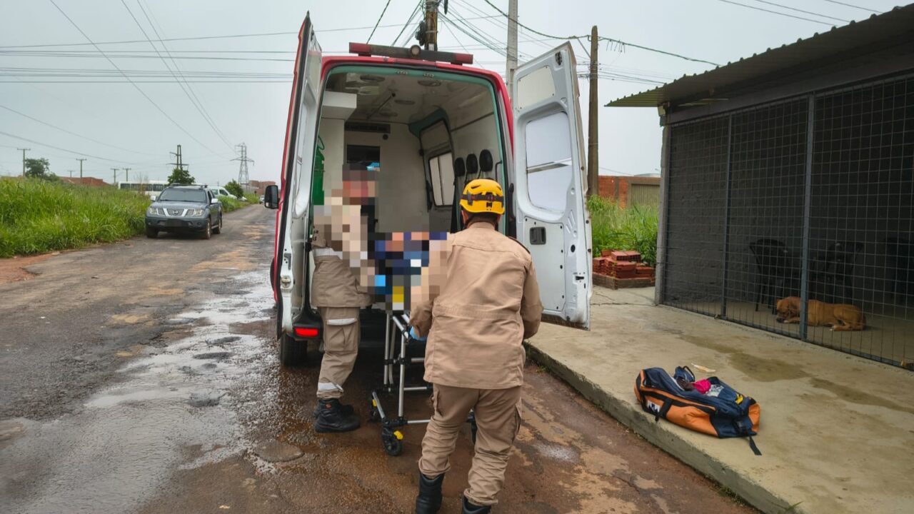 Motociclista fica ferido após colisão com carro em cruzamento de Catalão