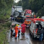 Bombeiros atuam em tombamento de ônibus na BR-153 próximo a Interlândia
