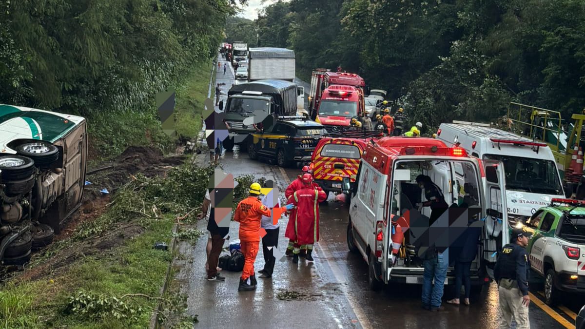 Bombeiros atuam em tombamento de ônibus na BR-153 próximo a Interlândia