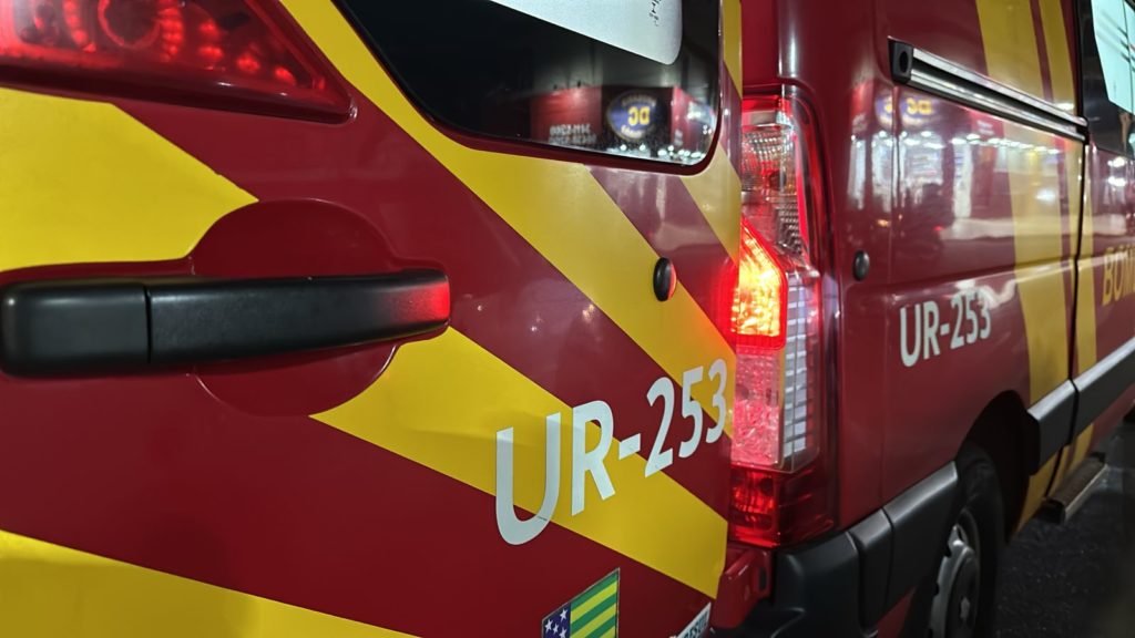 Pedestre fica ferido após ser atropelado por carro em avenida de Catalão