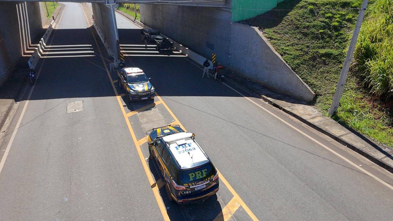 Operação Carnaval da PRF em Catalão prende foragidos, recolhe veículos irregulares e registra acidentes sem vítimas fatais