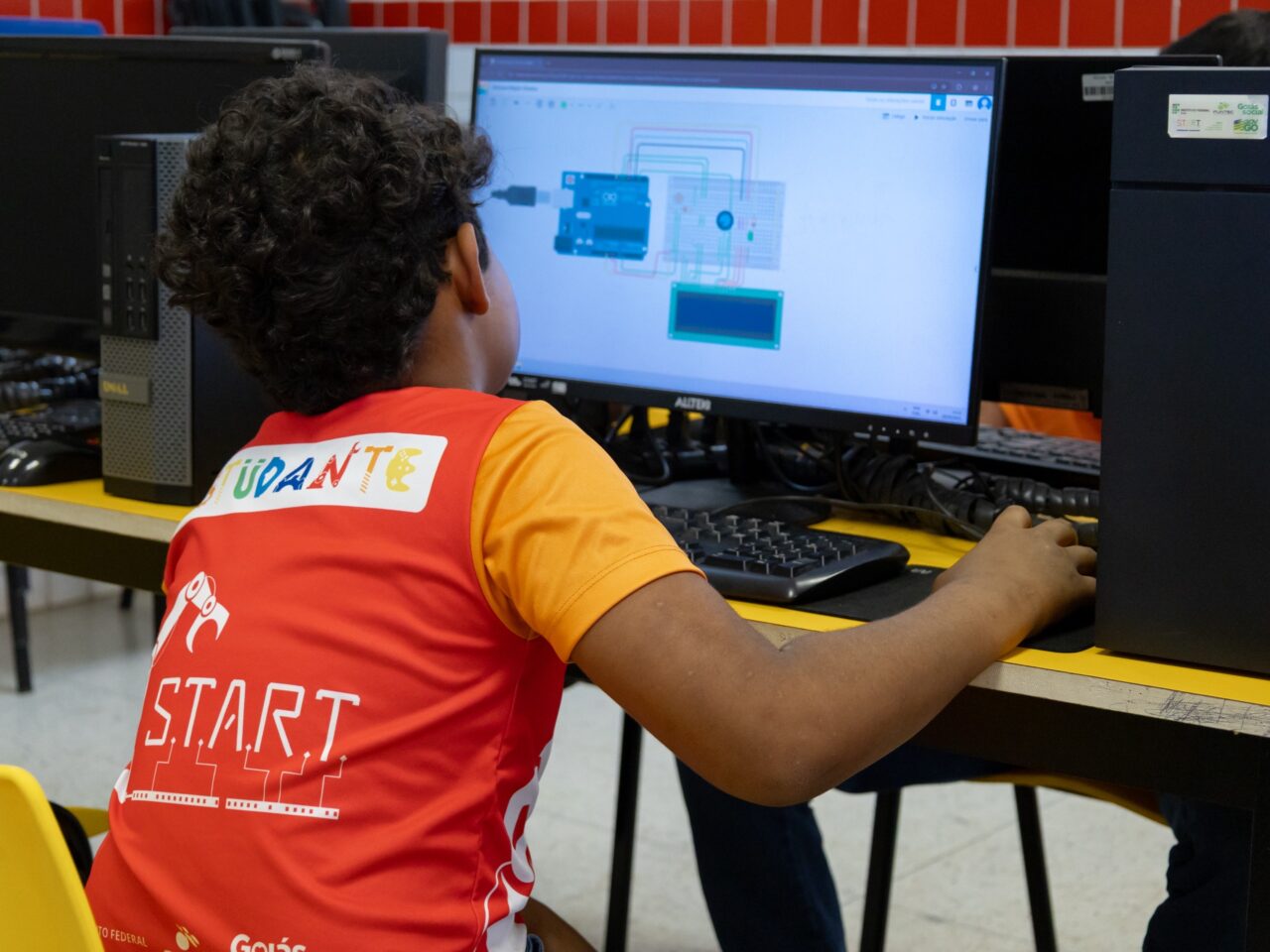 Governo de Goiás abre mais de 900 vagas para curso gratuito de Introdução à Robótica e Programação