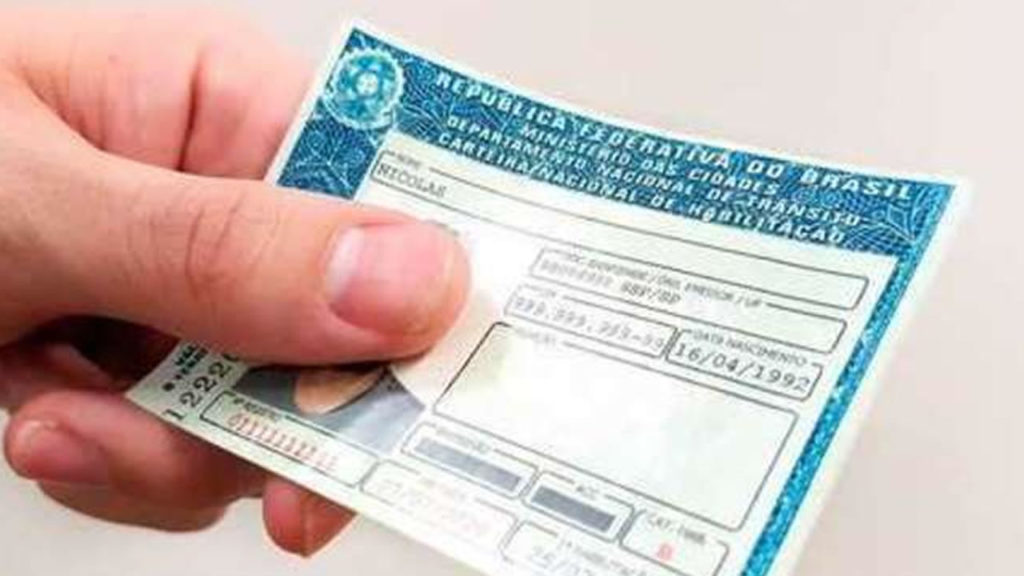 Condutores podem ter isenção na taxa de emissão da CNH definitiva em Goiás; veja quem tem direito