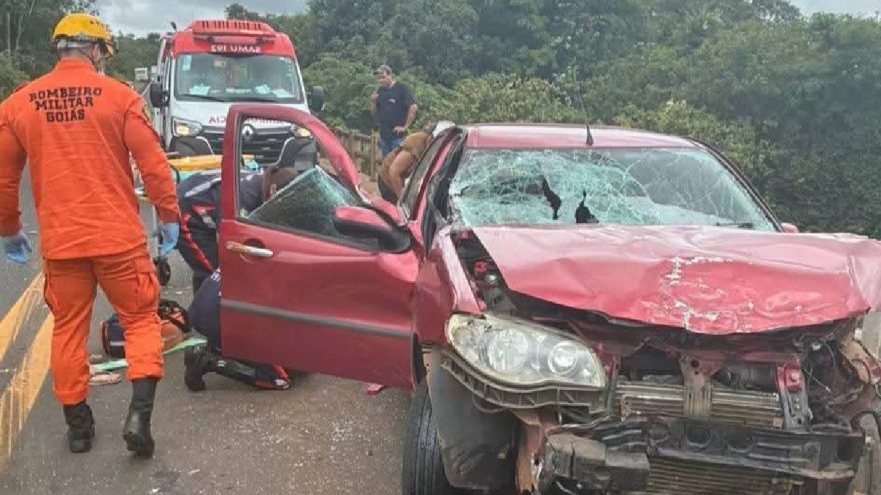 Acidente entre carro e veículo de grande porte mobiliza resgate na GO-147 em Piracanjuba