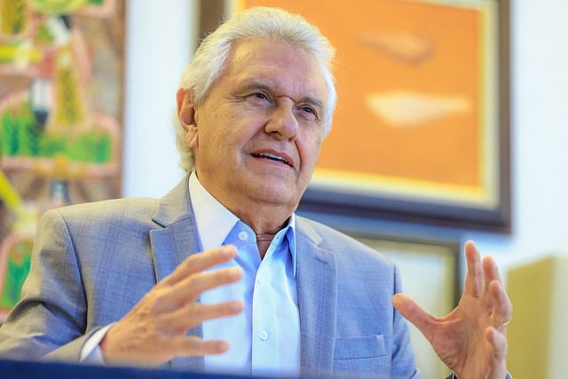 Caiado anuncia reajuste salarial de 5,4% para professores da rede estadual de ensino em Goiás