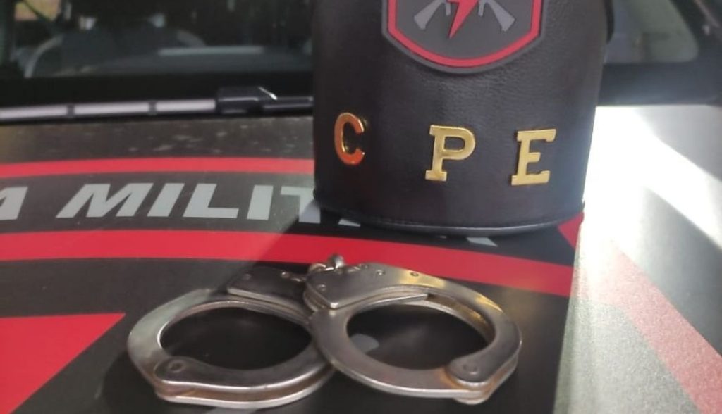 Mulher de 22 anos com mandado por roubo é presa no bairro Copacabana, em Catalão
