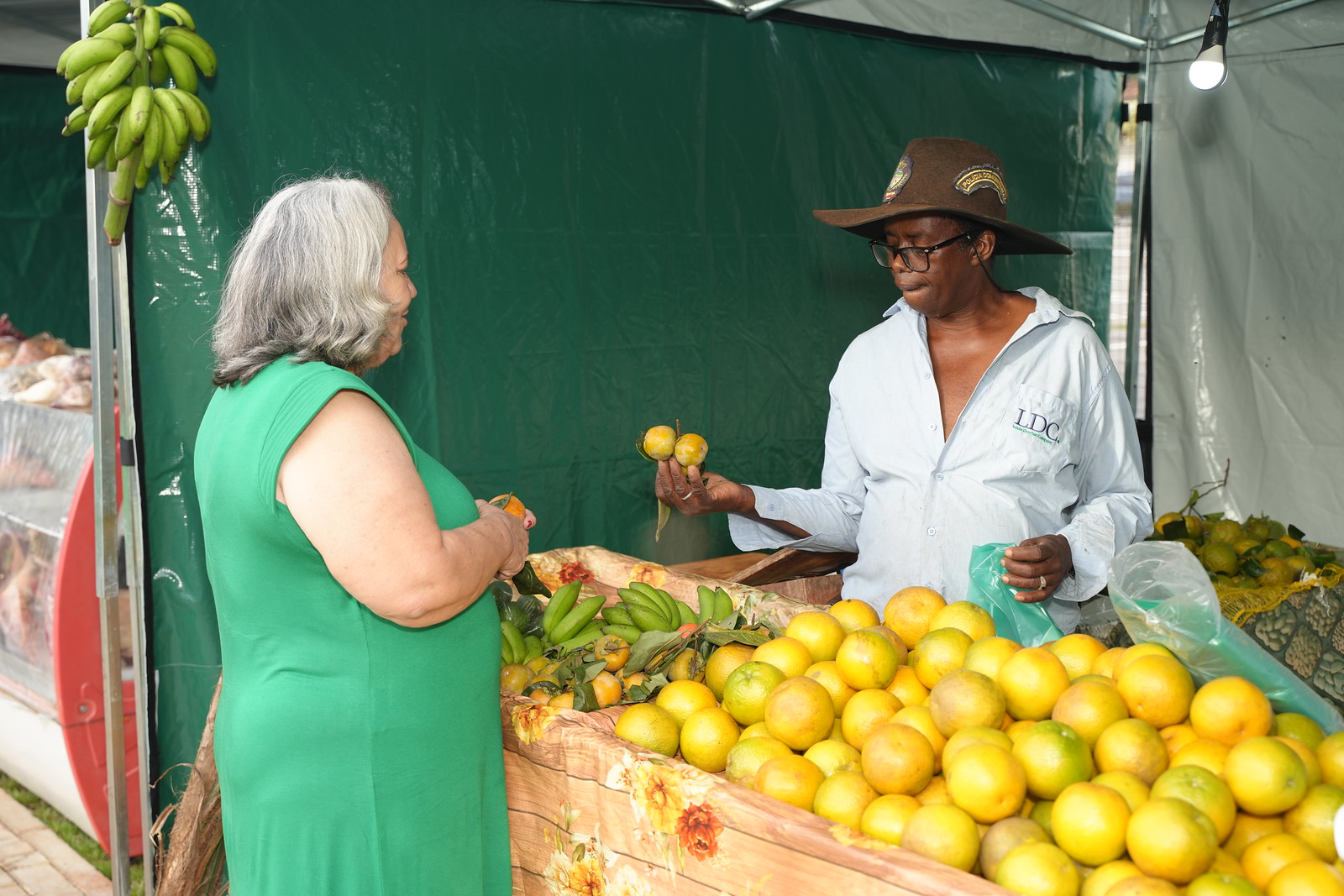 Nem a chuva forte segura o sucesso da Feira Parque e do Baile da Melhor Idade