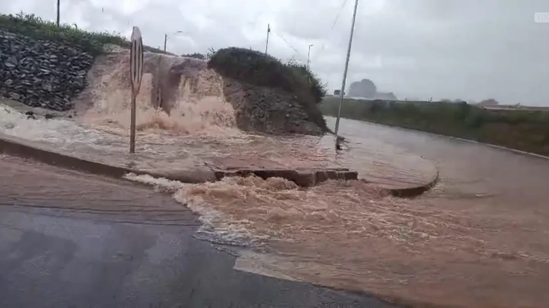 Temporal em Catalão provoca prejuízos e deixa motoristas ilhados no Pontal Norte