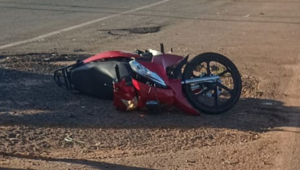 Homem fica ferido após colisão entre carro e moto em Catalão