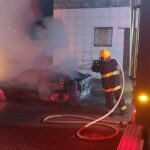 Veículo é destruído por incêndio durante a madrugada em Catalão