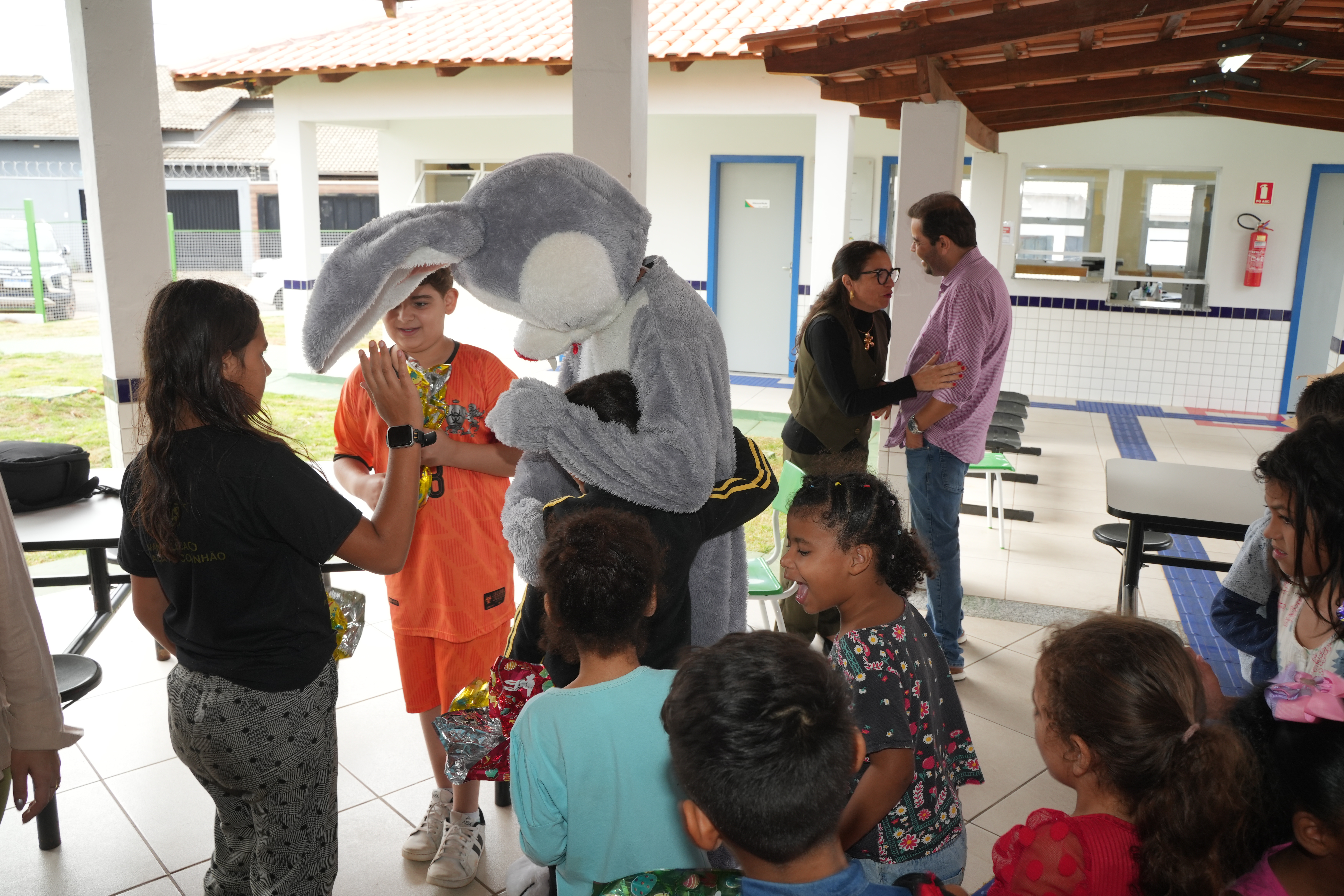 Prefeitura distribui 10 mil ovos de chocolate em toda a rede municipal de ensino