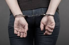 Mulher de 28 anos é conduzida à delegacia após invadir casa e agredir outra mulher em Goiandira