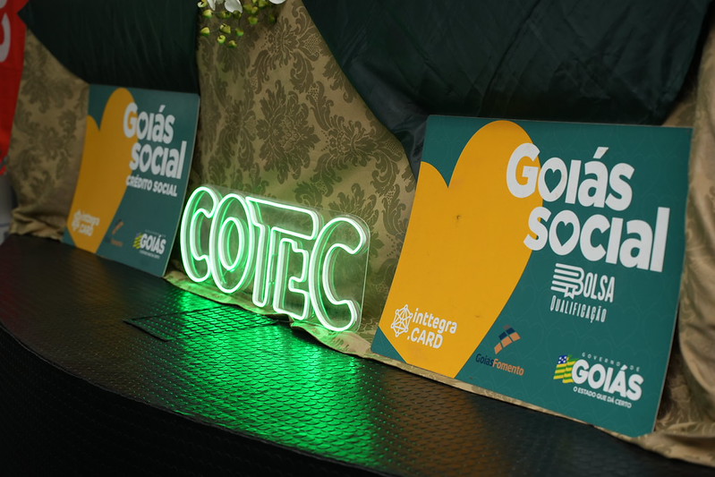 Prefeitura de Catalão e Governo de Goiás entregam certificados e benefícios do Crédito Social a 75 novos profissionais