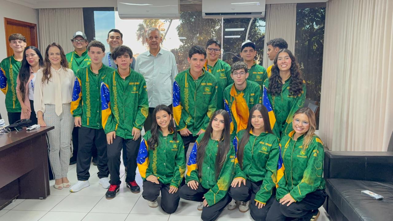 Equipe de robótica do Sesi/Senai de Catalão visita prefeito e conta experiência de Mundial