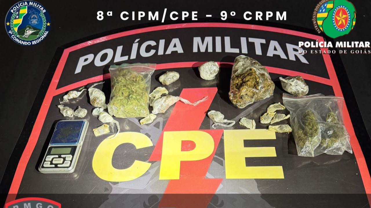 Bolsa com substância semelhante à flor de maconha e balança de precisão apreendidas em Catalão. Foto: Polícia Militar/Divulgação