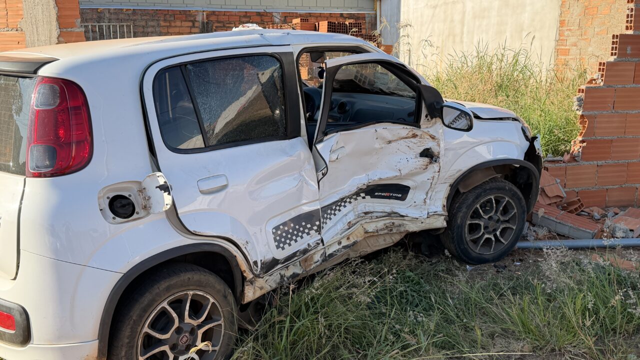 Dois carros envolvidos em colisão no cruzamento da Avenida Espírito Santo com a Rua 125, em Catalão. Foto: Zap Catalão