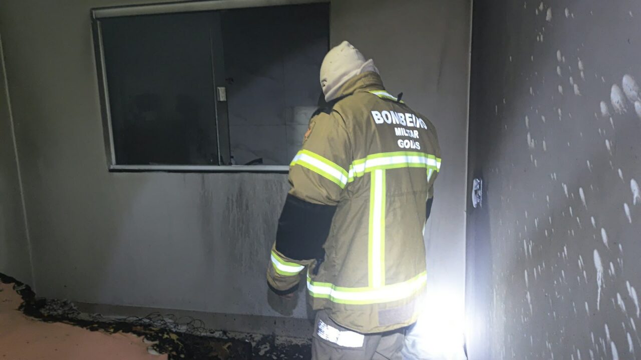 Quarto atingido por incêndio em Catalão. Foto: 10º BBM/Divulgação, via Zap Catalão.