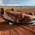 Carro após capotamento na BR-050, em Campo Alegre de Goiás