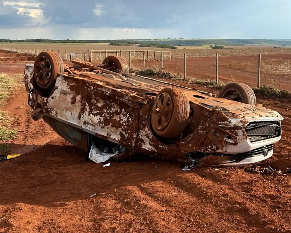 Carro após capotamento na BR-050, em Campo Alegre de Goiás