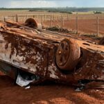 Veículo capotado após acidente na BR-050 em Campo Alegre de Goiás