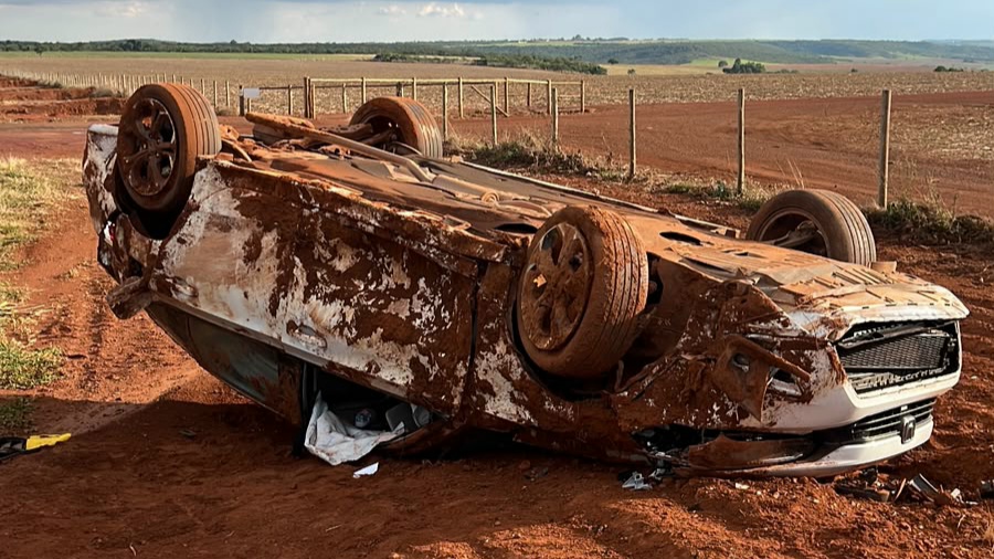 Veículo capotado após acidente na BR-050 em Campo Alegre de Goiás
