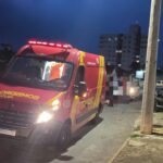 Atendimento a mulher ferida em acidente entre carro e moto em Catalão