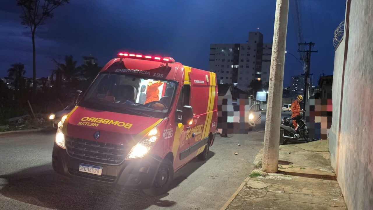 Atendimento a mulher ferida em acidente entre carro e moto em Catalão