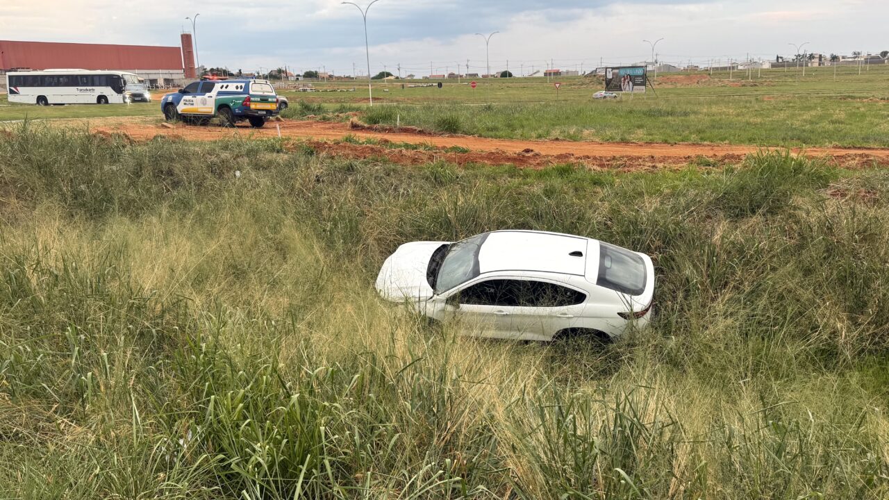 Carro em vala às margens da GO-210. Foto: Zap Catalão.