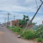Poste inclinado após colisão de carro no bairro Flamboyant, em Catalão