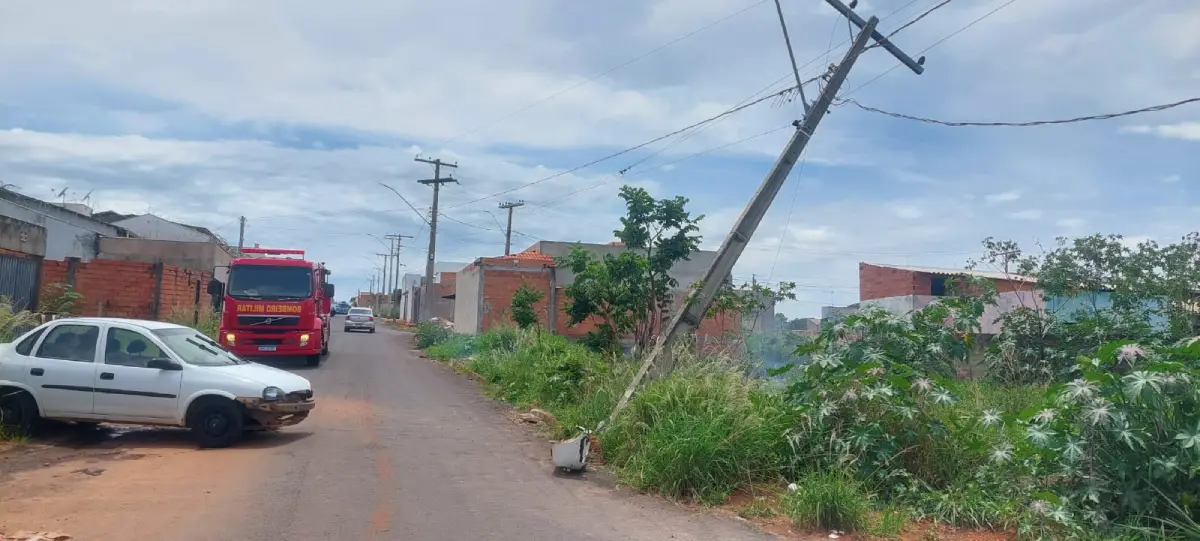 Poste inclinado após colisão de carro no bairro Flamboyant, em Catalão