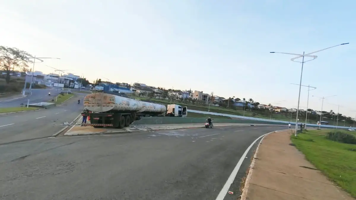 Carreta carregada próxima ao Córrego Pirapitinga, em Catalão