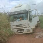 Cavalo mecânico fica danificado após cair em buraco em Catalão. Foto: Zap Catalão