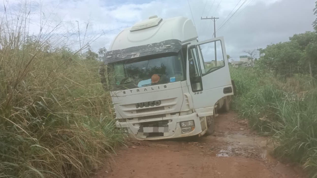 Cavalo mecânico fica danificado após cair em buraco em Catalão. Foto: Zap Catalão