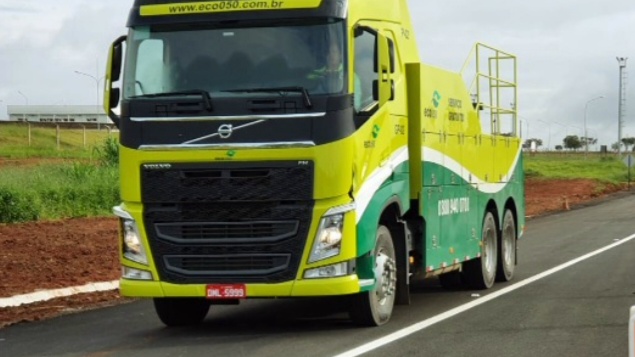 Colisão entre utilitária e carreta na BR-050 em Araguari